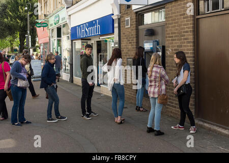 Les gens faire la queue pour utiliser un distributeur de billets, UK Banque D'Images