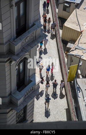 Groupe de personnes à marcher, Praca Maua, Rio de Janeiro, Brésil Banque D'Images