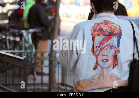 New York, USA. Jan 11, 2016. Un fan de la fin musicien britannique David Bowie porte une veste avec la couverture de l'album '1973 Bowie Aladdin Sane' dans le quartier SoHo de New York, USA, 11 janvier 2016. Bowie est décédée le 10 janvier 2016. Photo : CHRISTINA HORSTEN/dpa/Alamy Live News Banque D'Images