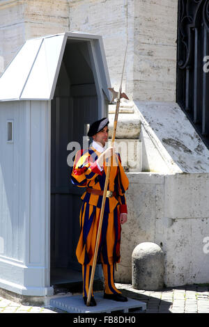 Membre de la Garde suisse en devoir à l'extérieur de la Basilique Saint Pierre au Vatican. Banque D'Images