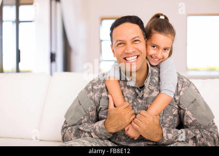 Belle petite fille et père militaire à la maison Banque D'Images