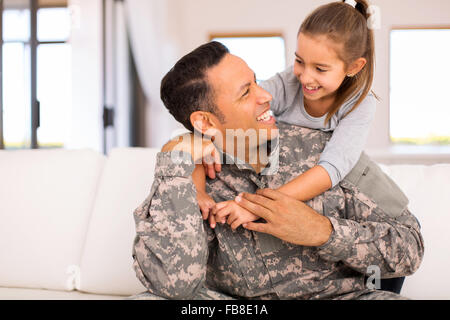 Pretty Little girl hugging son père militaire Banque D'Images