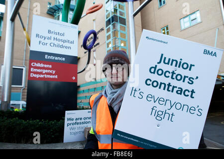 Bristol, Royaume-Uni. 12 janvier, 2016. Un manifestant est représenté sur la ligne de piquetage à l'extérieur de l'Hôpital Royal de Bristol pour les enfants le jour du fait que les médecins se sont mis en grève pour protester contre les gouvernements a proposé de nouveaux contrats pour les jeunes médecins. Credit : lynchpics/Alamy Live News Banque D'Images