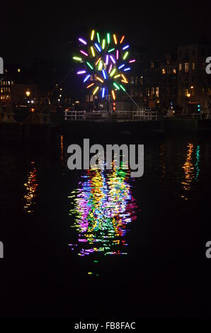 Art de la lumière qui se reflète sur l'installation d'un canal dans l'obscurité à Amsterdam Festival Lumière 2014 Banque D'Images