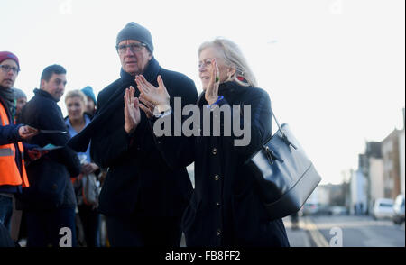 Brighton UK 12 Janvier 2016 - passants applaudir les médecins en grève à l'extérieur de l'Hôpital du comté Royal Sussex à Brighton aujourd'hui qu'ils se joignent à la journée nationale d'action contre les coupures du gouvernement et de l'évolution de leurs conditions de travail Crédit : Simon Dack/Alamy Live News Banque D'Images