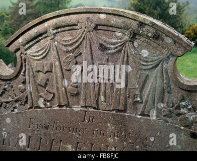 La pierre tombale du Ralph Edward's en Partrishow churchyard, Powys, Pays de Galles. Les symboles indiquent qu'il était un artiste. Banque D'Images