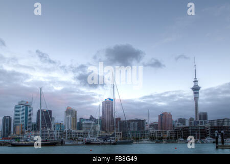 Auckland, Nouvelle-Zélande - 6 Février, 2015 : vue sur le Viaduct Basin d'Auckland skyline. Banque D'Images