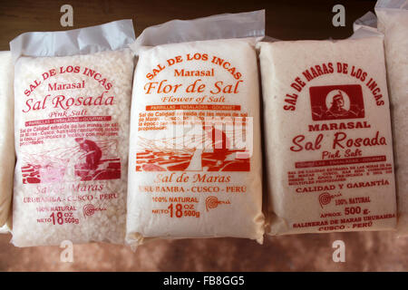 Sacs de sel rose et Fleur de Sel - sal de Maras de los Incas Banque D'Images