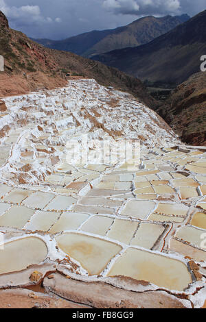 Salinas de Maras les étangs d'évaporation de sel le long des pentes du Qaqawiñay montagne, dans la vallée de l'Urumbamba, région de Cuzco, Pérou Banque D'Images