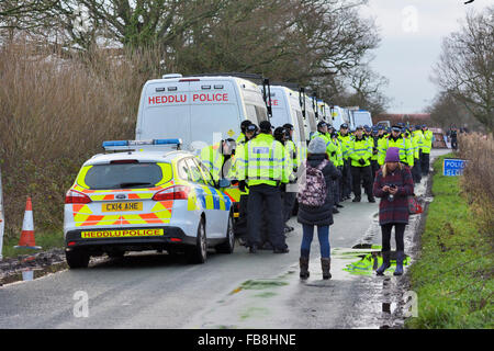 Chester, Royaume-Uni. 12 janvier, 2016. Les habitants regardez tous les policiers eux-mêmes et orgainising bloquant la voie. La police est intervenue le public de la route (y compris le photographe) peu après cette photo a été prise. Crédit : Dave Ellison/Alamy Live News Banque D'Images