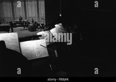 Regard sur Bupapest au moment des années 90. - 1990 - Hongrie / Budapest - Regard sur Bupapest au moment des années 90. - La scène et les musiciens ; les notes et les ombres de l'instrument pour un concert du compositeur hongrois Gyogy Kurtag. - Philippe Gras / Le Pictorium Banque D'Images