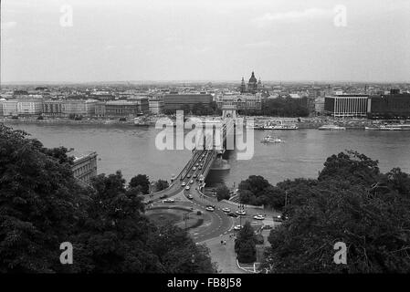 Regard sur Bupapest au moment des années 90. - 1990 - Hongrie / Budapest - Regard sur Bupapest au moment des années 90. - Aperçu de la Danube, le Pont des Chaînes du château de Buda. - Philippe Gras / Le Pictorium Banque D'Images