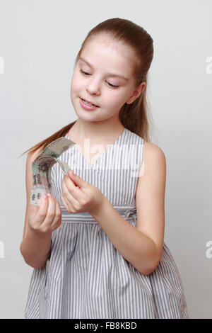 Belle jeune fille russe holding cash argent roubles Banque D'Images