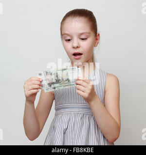 Belle jeune fille russe holding cash argent roubles Banque D'Images