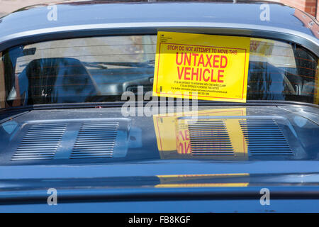 Véhicule non taxés sur la vitre arrière de l'avis d'une voiture sans la taxe payée, England, UK Banque D'Images