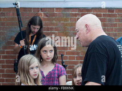 Neil Innes en coulisses après le concert avec certaines jeunes filles dont certains au moins sont certainement ses petites-filles Banque D'Images