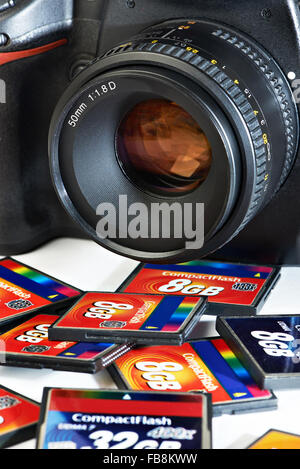 Carte flash mémoire CF et appareil photo DSLR close-up Banque D'Images