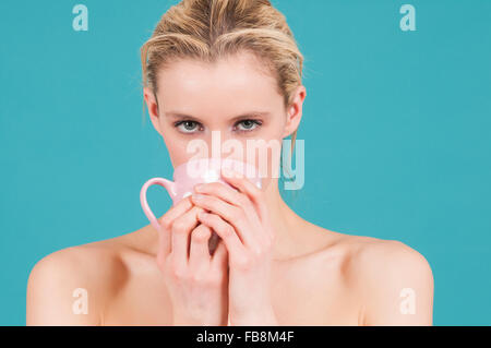 Young woman drinking coffee Banque D'Images