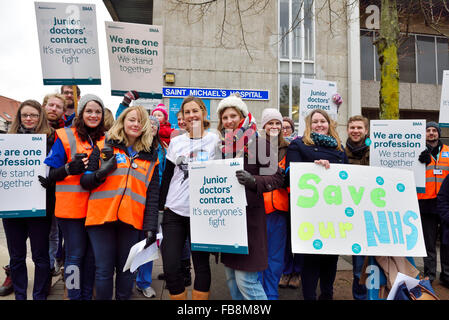 Bristol, Angleterre, Royaume-Uni 12 janvier 2016. Manifestation des jeunes médecins en grève avec Service National de Santé (NHS) et le gouvernement. La démonstration de médecins mettant l'inquiéter de nouveau contrat qui pourrait les pousser vers les plus longues heures de travail mettant les patients comme les médecins des risques en raison de la fatigue. La démonstration en face de Saint Michael's Maternity Hospital, le Bristol Royal Hospital for Sick Children. Crédit : Charles Stirling/Alamy Live News Banque D'Images