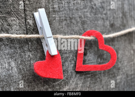 Cœur rouge était suspendu à une corde avec clothespin Banque D'Images