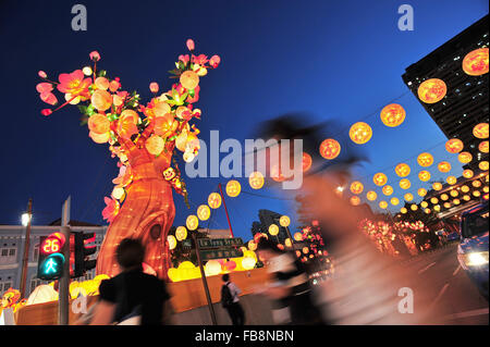 Singapour. 12 Jan, 2016. Photo prise le 12 janvier 2016 montre les décorations lanterne allumée en préparation de la fête du Nouvel An lunaire chinois à Chinatown de Singapour. Credit : Puis Chih Wey/Xinhua/Alamy Live News Banque D'Images