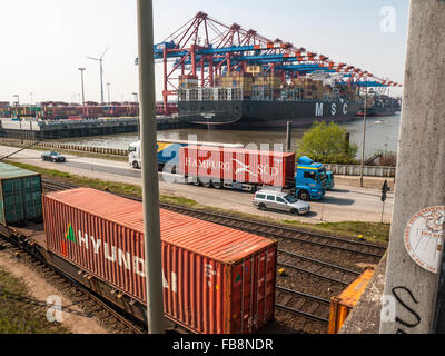 Transport de conteneurs dans le port de Hambourg, Allemagne. Banque D'Images