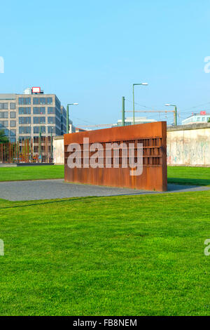 Fenêtre, mémorial du mur du Souvenir, des images des victimes du Mur, Bernauer Strasse, Berlin, Brandebourg, Allemagne Banque D'Images