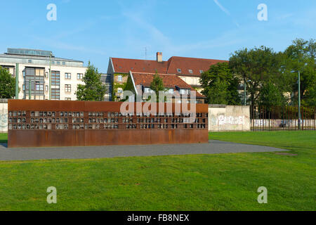 Fenêtre, mémorial du mur du Souvenir, des images des victimes du Mur, Bernauer Strasse, Berlin, Brandebourg, Allemagne Banque D'Images