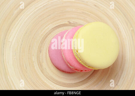 Délicieux macarons français colorés sur fond de bambou Banque D'Images
