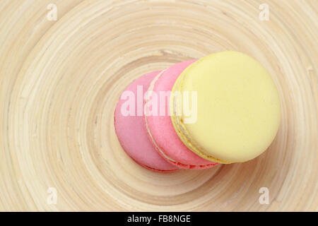 Délicieux macarons français colorés sur fond de bambou Banque D'Images