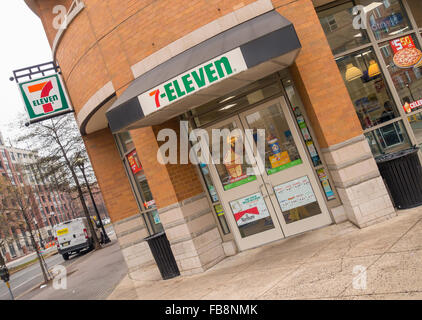 ARLINGTON, VIRGINIA, USA - 7-Eleven dépanneur à Clarendon quartier. Banque D'Images