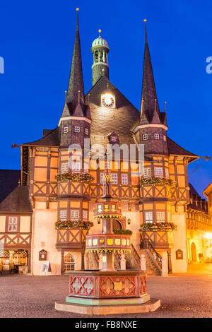 Place du marché et mairie au crépuscule, Wernigerode, Harz, Saxe-Anhalt, Allemagne Banque D'Images