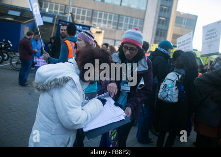 Londres, Royaume-Uni. 12 janvier, 2016. Les médecins et les partisans du piquetage Royal London Hospital à Tower Hamlet pour accroître le soutien. Les médecins de l'ensemble du pays sont à une journée de grève contre le projet de nouveau les conditions de travail et de rémunération par le gouvernement. Credit : Kristian Birsfelden/Alamy Live News Banque D'Images