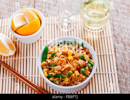 Riz frit aux légumes maïs pois Haricots Banque D'Images