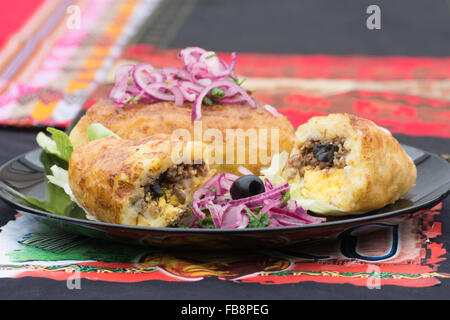 Papa Rellena - Pommes de terre farcies, un plat typique du Pérou Banque D'Images