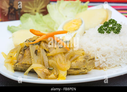 Escabeche de Pollo - péruvien bien connu plat de poulet avec riz et de piment jaune Banque D'Images