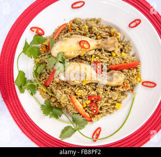 Riz au poulet (arroz con pollo) - un plat péruvien typique. Banque D'Images