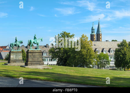 Statue équestre de l'empereur Friedrich Barbarossa et Wilhelm Der Grosse, le Palais Impérial Kaiserpfalz (), Goslar, Allemagne Banque D'Images