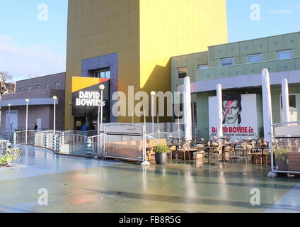 Groningen, Pays-Bas. 12 janvier, 2016. Groninger Museum of Contemporary Art, Groningen, Pays-Bas, l'emplacement de l''David Bowie est' exposition Crédit : Ger Bosma/Alamy Live News Banque D'Images