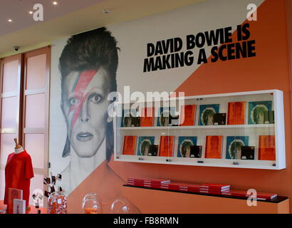 Groningen, Pays-Bas. 12 janvier, 2016. 'David Bowie est' exposition au Groninger Museum of Contemporary Art, Groningen, Pays-Bas. Credit : Ger Bosma/Alamy Live News Banque D'Images