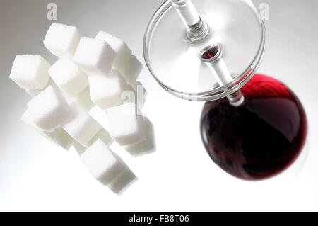 Cubes de sucre blanc cristallisé et verre de vin rouge Banque D'Images