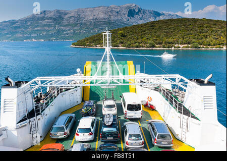 Les voitures sur le ferry depuis le continent de Peljesac à l'île de Korcula, Croatie, Europe. Banque D'Images