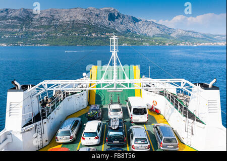 Les voitures sur le ferry depuis le continent de peljesac à l'île de Korcula, Croatie, Europe. Banque D'Images
