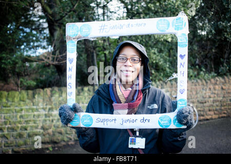 Nottingham, Royaume-Uni. 12 janvier, 2016.NHS Médecins en tenir une grève de 24 heures aujourd'hui à l'extérieur(QMC) Queens Medical Centre de Nottingham et dans le centre-ville. Les médecins protestent contre les changements du gouvernement aux conditions de travail et de rémunération pour les jeunes médecins. Crédit : Ian Francis/Alamy Live News Banque D'Images