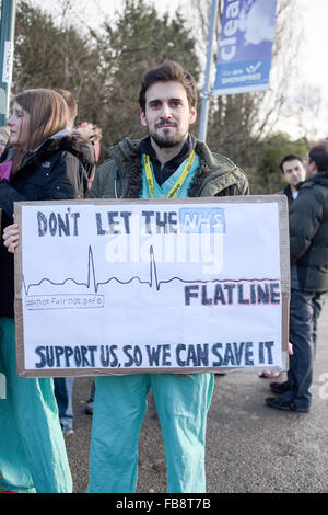 Nottingham, Royaume-Uni. 12 janvier, 2016.NHS Médecins en tenir une grève de 24 heures aujourd'hui à l'extérieur(QMC) Queens Medical Centre de Nottingham et dans le centre-ville. Les médecins protestent contre les changements du gouvernement aux conditions de travail et de rémunération pour les jeunes médecins. Crédit : Ian Francis/Alamy Live News Banque D'Images