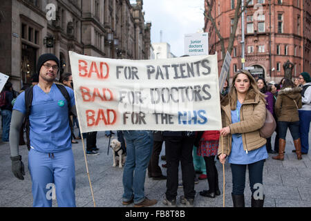 Nottingham, Royaume-Uni. 12 janvier, 2016.NHS Médecins en tenir une grève de 24 heures aujourd'hui à l'extérieur(QMC) Queens Medical Centre de Nottingham et dans le centre-ville. Les médecins protestent contre les changements du gouvernement aux conditions de travail et de rémunération pour les jeunes médecins. Crédit : Ian Francis/Alamy Live News Banque D'Images