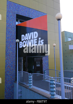 Groningen, Pays-Bas. 12 janvier, 2016. Groninger Museum of Contemporary Art, Groningen, Pays-Bas, l'emplacement de l''David Bowie est' exposition Crédit : Ger Bosma/Alamy Live News Banque D'Images