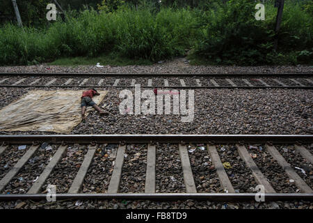 L'homme de dormir sur les voies. Chemins de fer indiens, en Inde. Banque D'Images