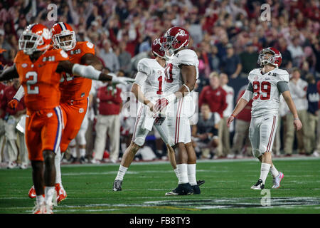 Glendale, AZ, États-Unis d'Amérique. Jan 11, 2016. Alabama Crimson Tide place kicker Adam Griffith (99) réagit à l'absence d'un champ but durant le match de football entre le match du Championnat National Alabama Crimson Tide et le Clemson Tigers à l'University of Phoenix Stadium de Glendale, AZ. Le Crimson Tide a défait les Tigers 45-40 Tim Warner/CSM/Alamy Live News Banque D'Images