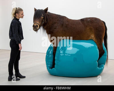 Londres, Royaume-Uni. 12 janvier 2016. Sabz Moje, 2011, taxidermie, fibre de verre, Jesmonite et blob à la peinture automobile, par Sokhanvari Soheila à partir de l'Iran. Pour marquer son 30e anniversaire, la galerie Saatchi ouvre la vie de Champagne, la première galerie d'exposition de femmes. Le salon doté d''œuvres de 14 artistes femmes émergentes se déroule du 13 janvier au 6 mars 2016. Banque D'Images